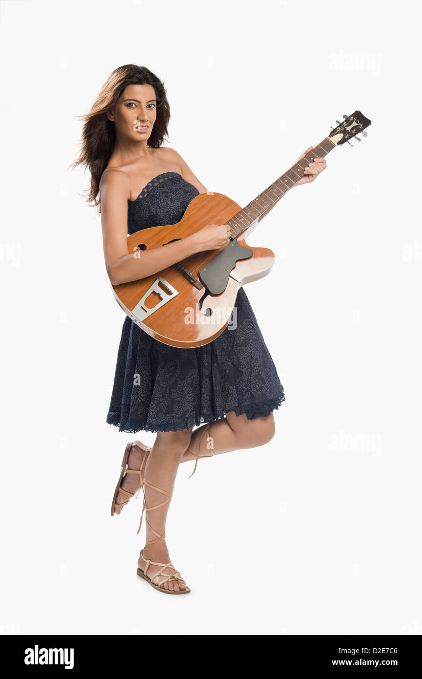 Frau spielt Gitarre Stockfoto