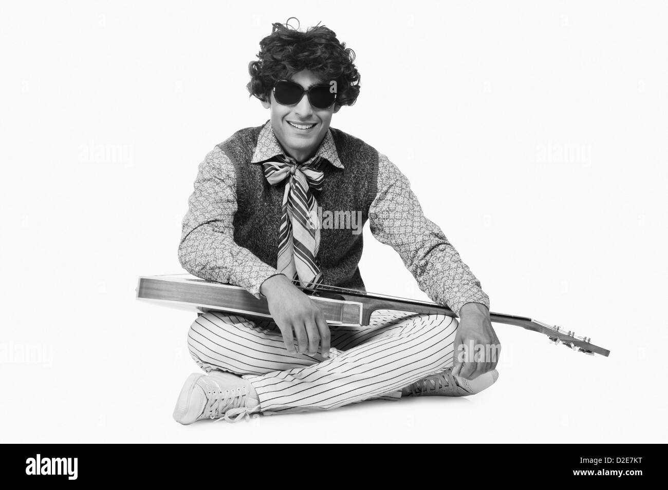 Geschäftsmann, sitzen mit einer Gitarre Stockfoto