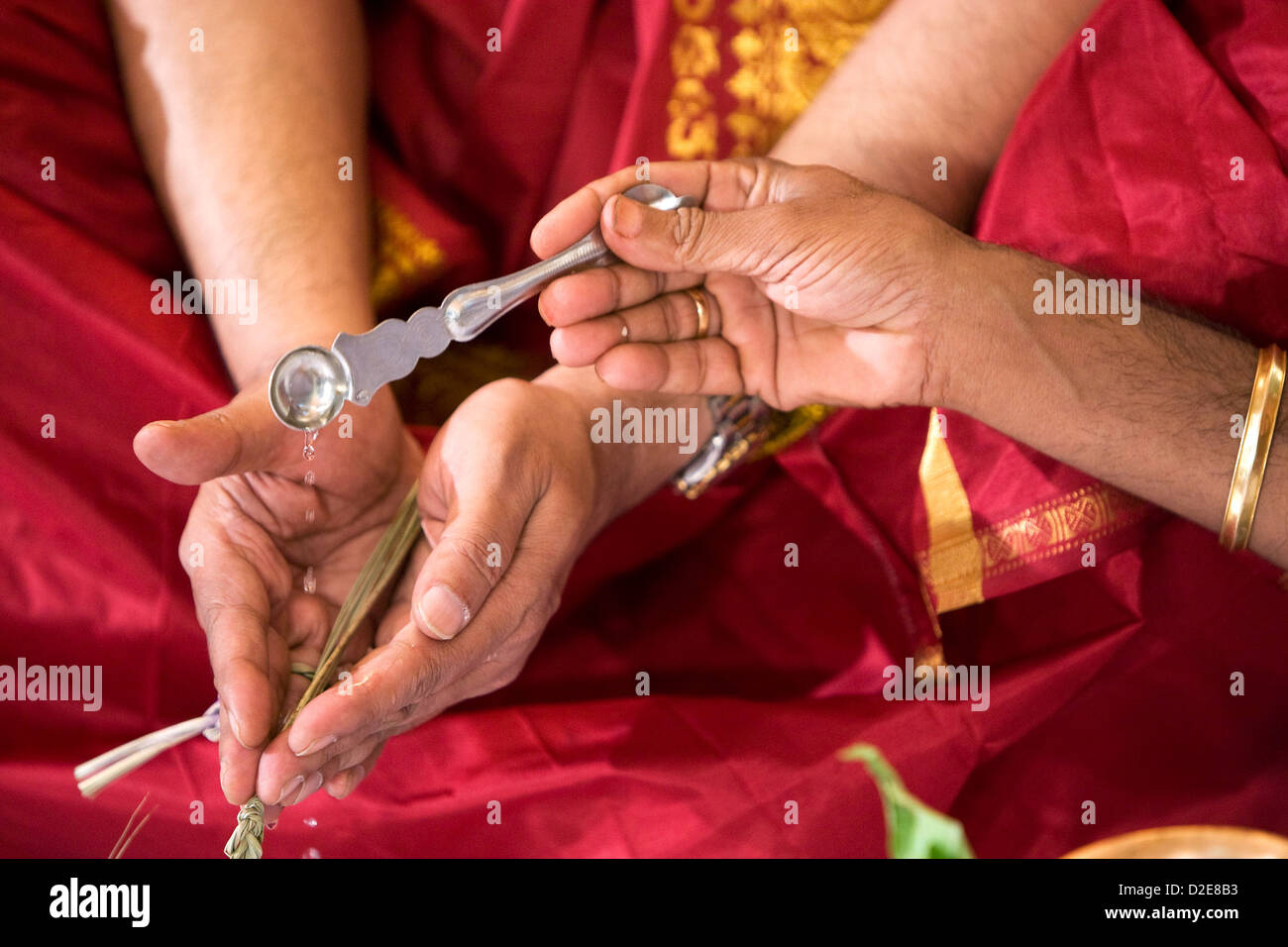 Szene während einer traditionellen gemischten Mangalorean und Punjabi indische Hochzeit. Stockfoto