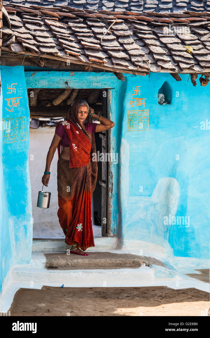 Hindu-Frau in ihrem Haus in Khajuraho, Madhya Pradesh, Indien Stockfoto
