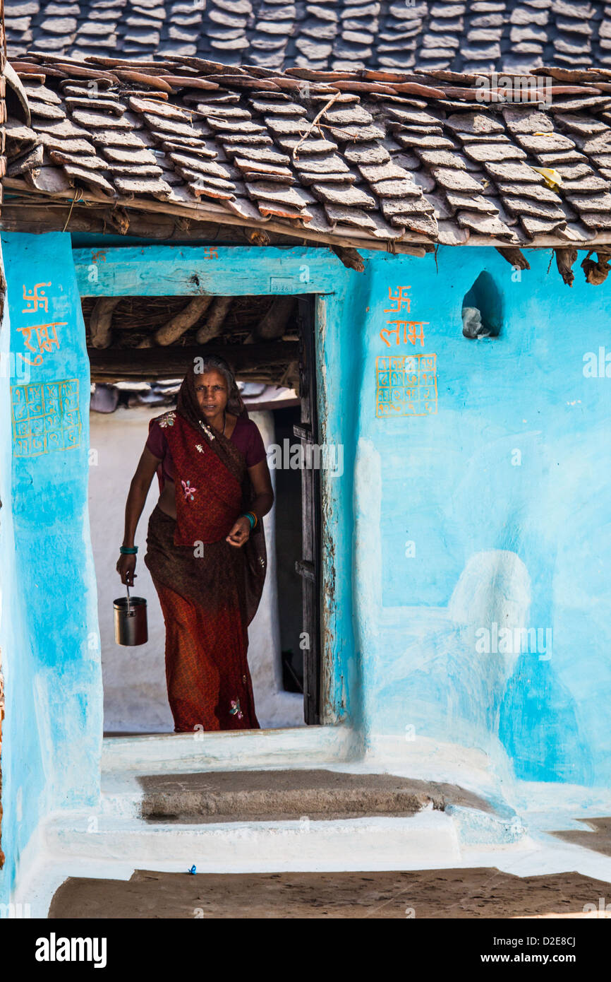 Hindu-Frau in ihrem Haus in Khajuraho, Madhya Pradesh, Indien Stockfoto