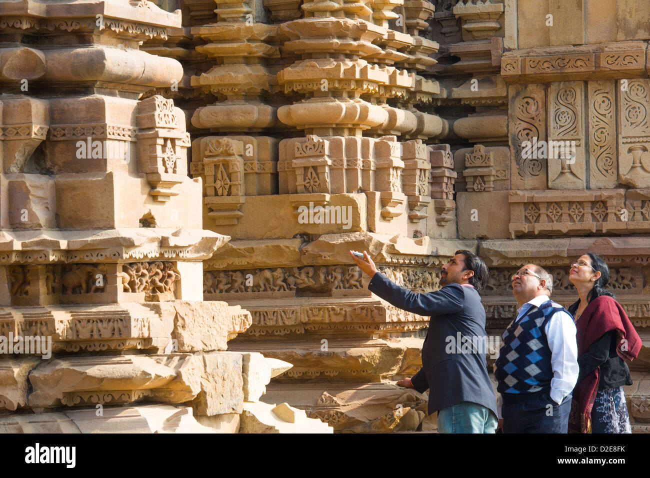 Führung für inländische Touristen, Kandariya Mahadev Tempel, Khajuraho, Indien Stockfoto