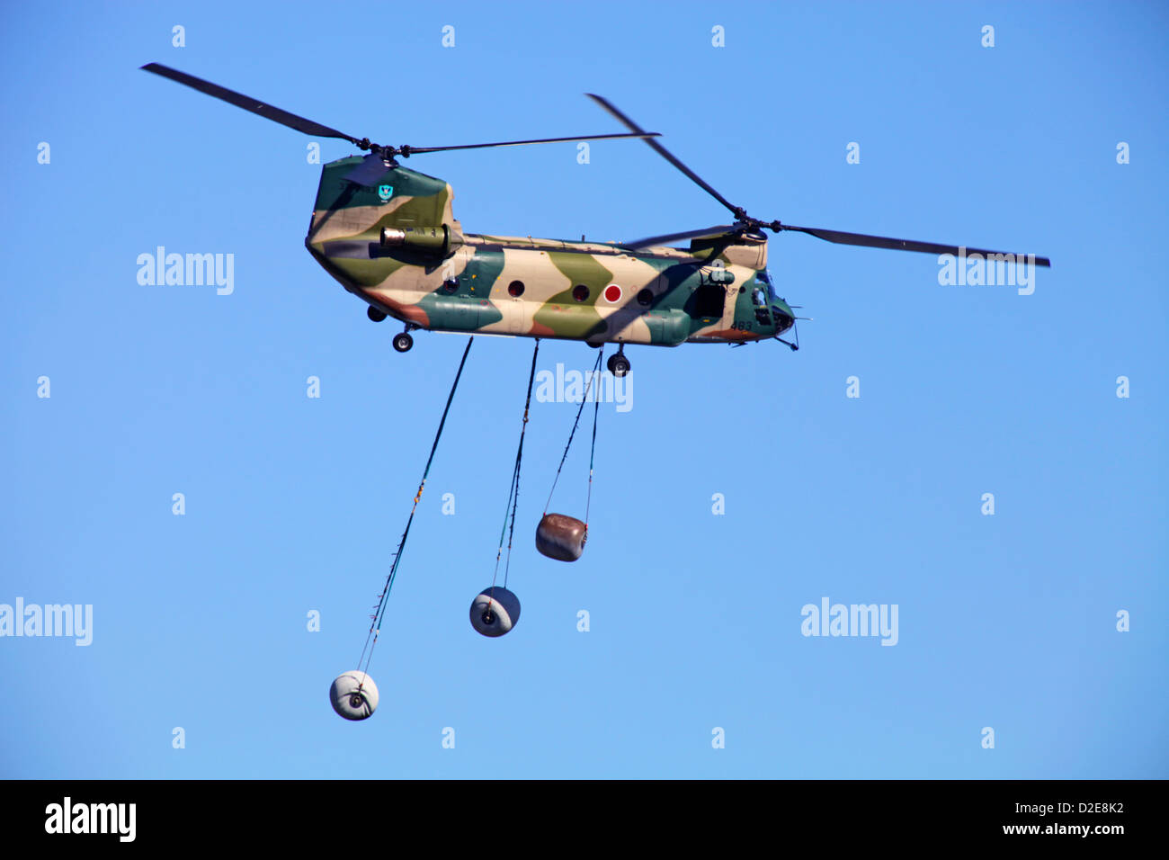 CH-47 Hubschrauber der Japan Air Self-Defense Force demonstrieren Fähigkeit der Aufhebung Stockfoto