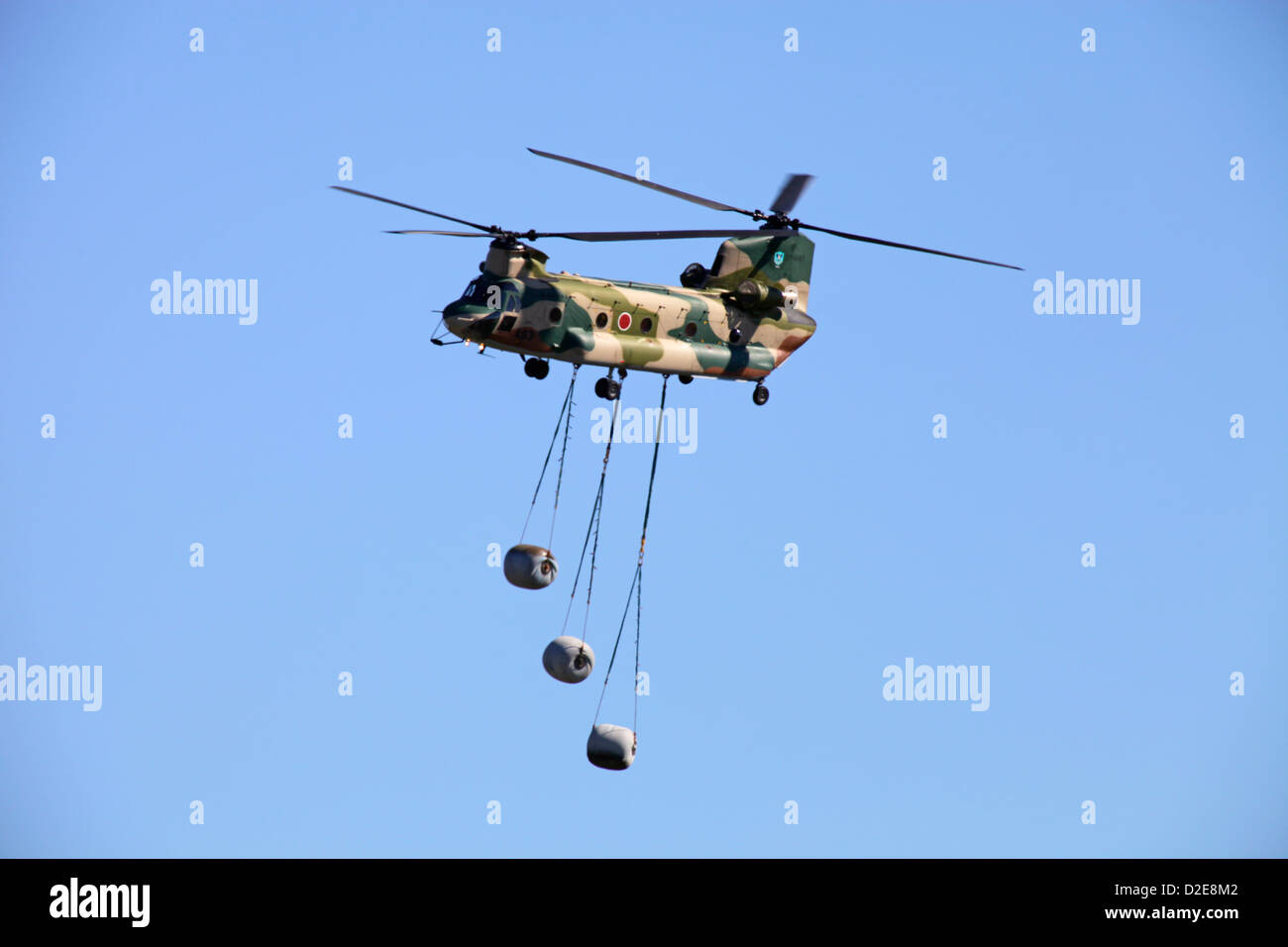 CH-47 Hubschrauber der Japan Air Self-Defense Force demonstrieren Fähigkeit der Aufhebung Stockfoto