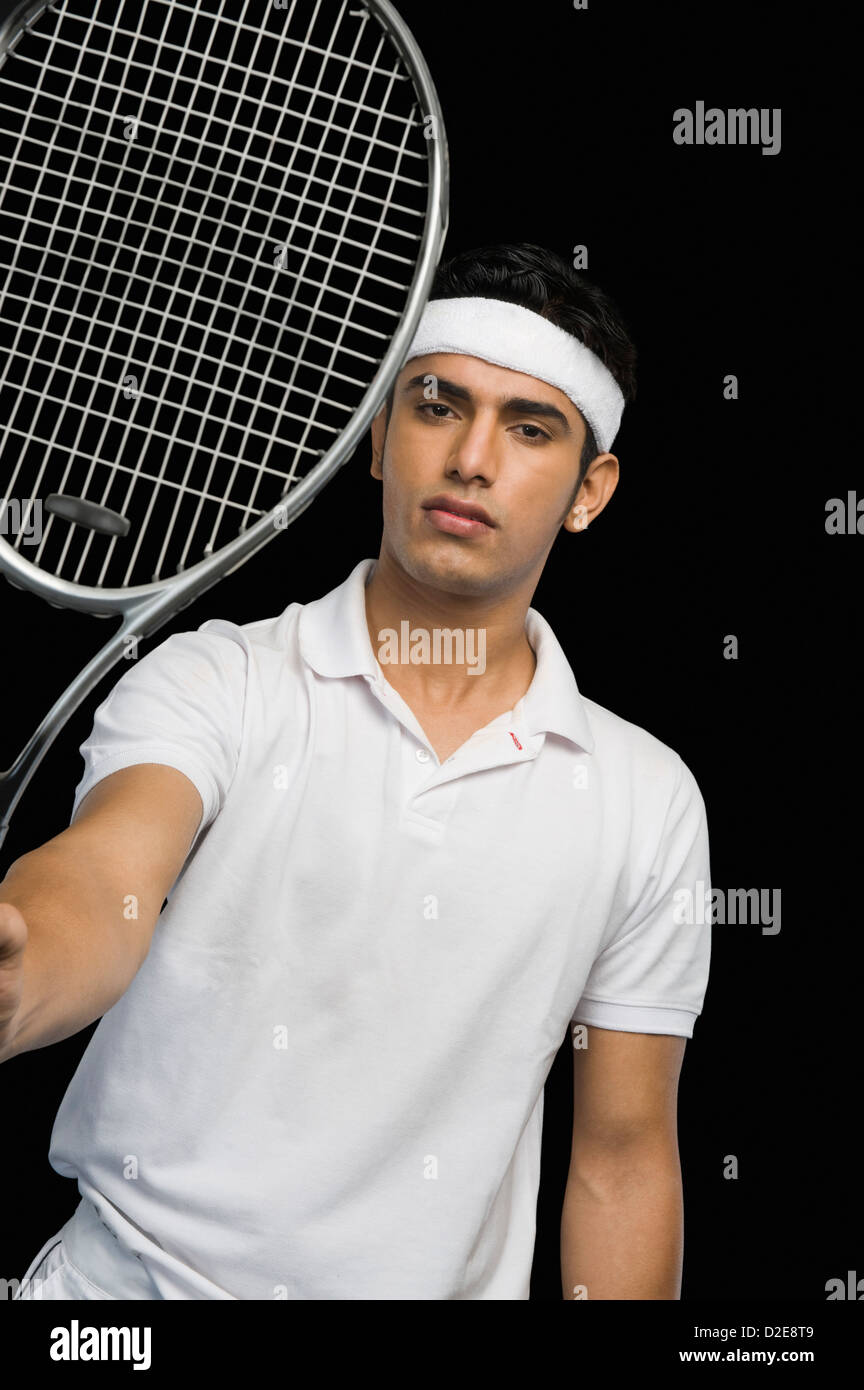 Zeigt einen Tennisschläger Tennisspieler Stockfoto