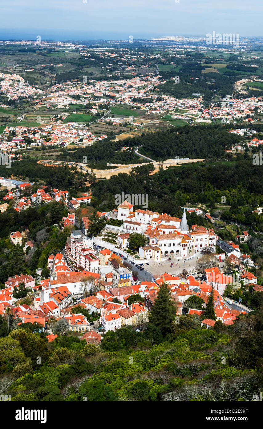 Luftbild von Sintra und National-Palast, von den Mauren Burgmauer. Portugal Stockfoto