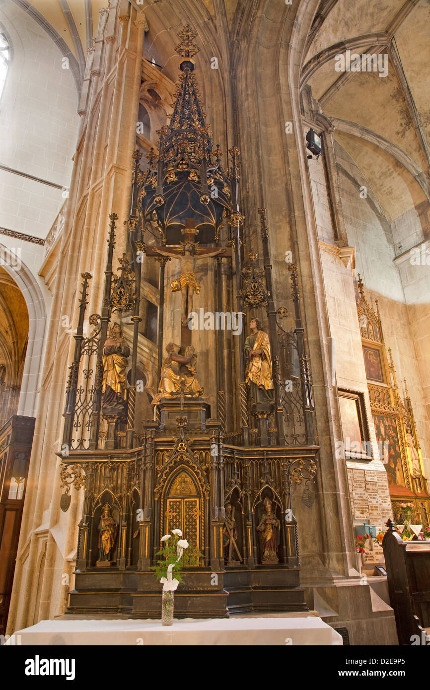 KOSICE - Januar 3: Seite Neo gotischen Altar vom 19. Jhdt. in der gotischen Kathedrale von Saint Elizabeth Stockfoto