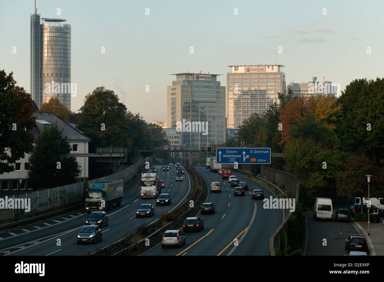 Essen, Deutschland, fahren Autos auf der Autobahn A40 Ruhrschnellweg Stockfoto