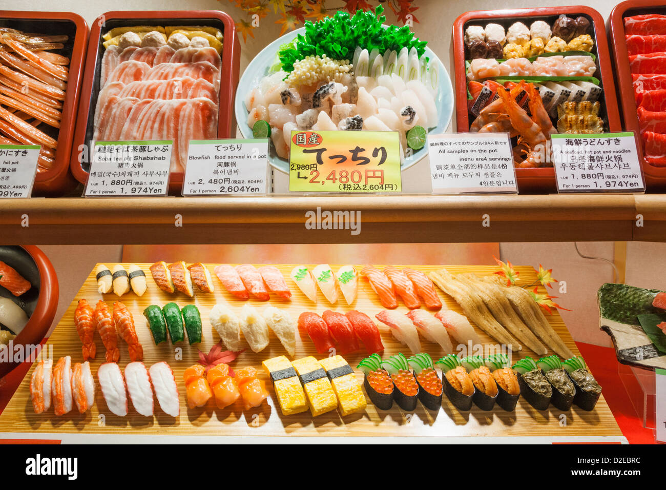 Japan, Honshu, Kansai, Osaka, Namba, Dotombori Street, Kunststoff-Lebensmittel-Anzeige im Restaurant-Fenster Stockfoto