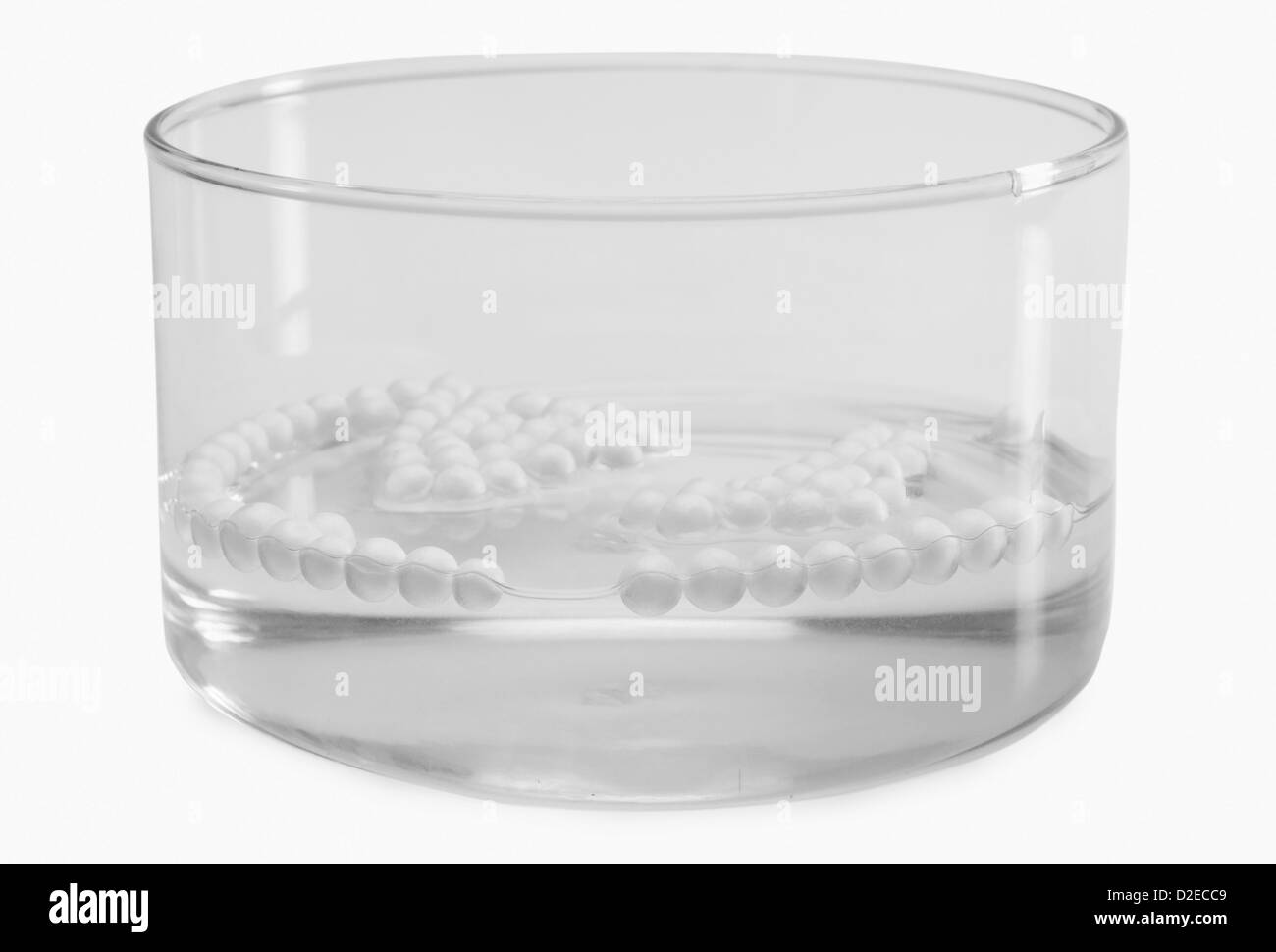 Nahaufnahme von Styropor-Kugeln schweben auf dem Wasser in eine Schüssel geben Stockfoto