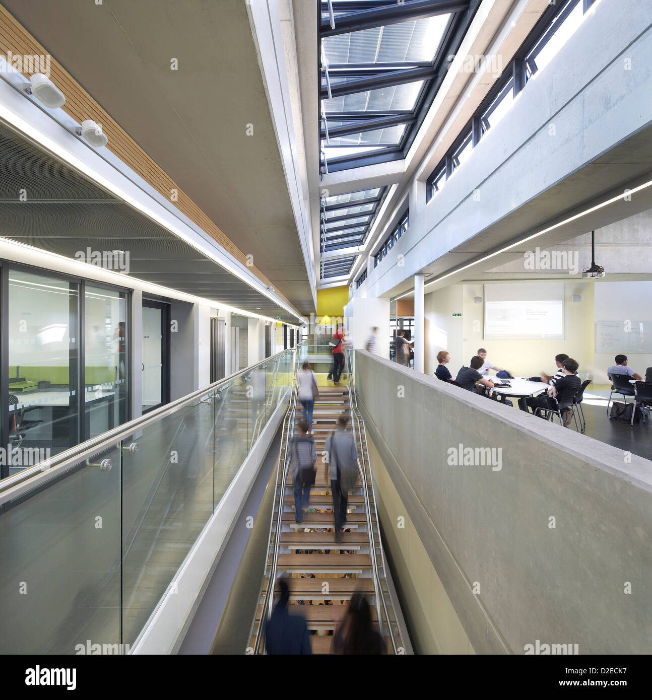 Loughborough Designschule, Loughborough, Großbritannien. Architekt: Burwell Deakins Architekten, 2011. Treppe mit Dachfenster Stockfoto