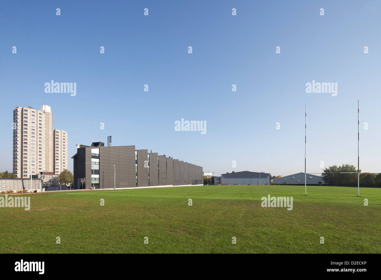 Loughborough Designschule, Loughborough, Großbritannien. Architekt: Burwell Deakins Architekten, 2011. Fernsicht mit Sport Stockfoto