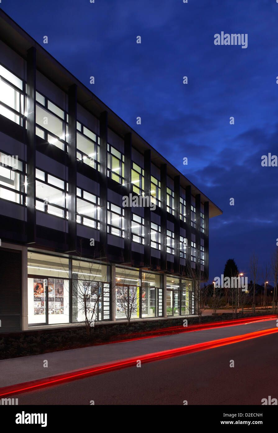 Loughborough Designschule, Loughborough, Großbritannien. Architekt: Burwell Deakins Architekten, 2011. Fassade-Perspektive am nig Stockfoto