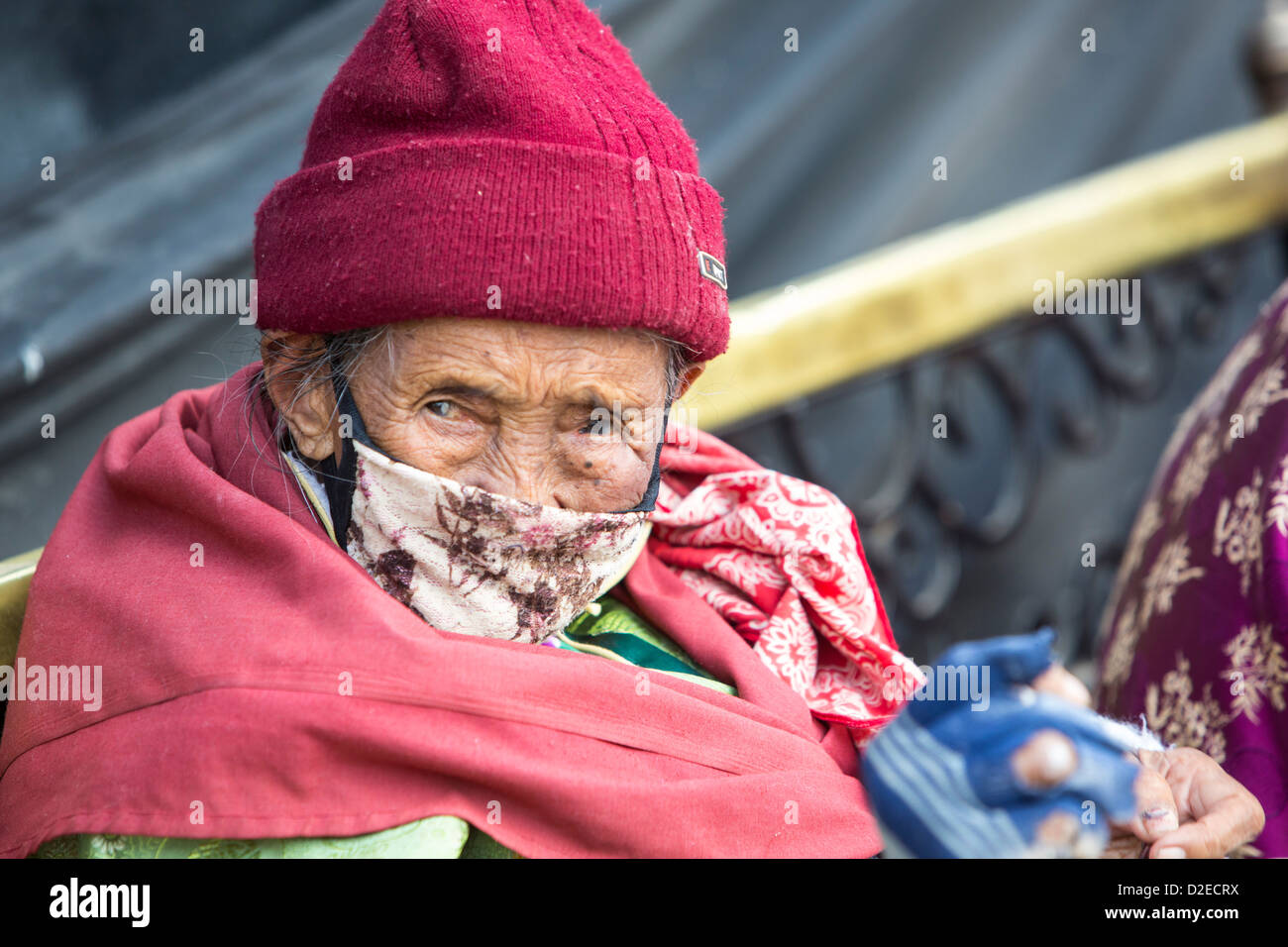 Eine alte nepalesische Frau in den Straßen von Kathmandu Stockfoto