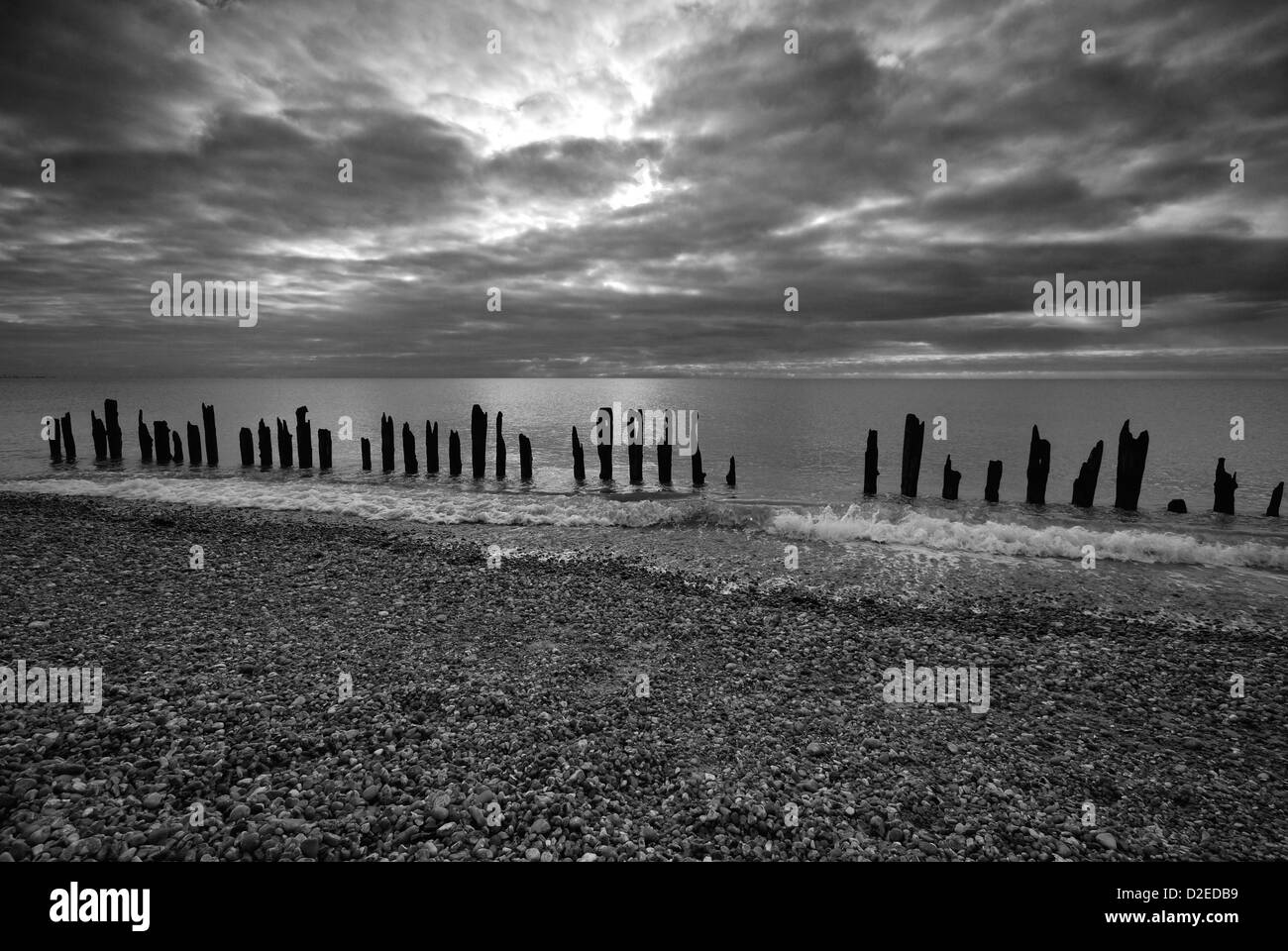 Eine Reihe von Brandung am Meer Rand bei Roggen, East Sussex, UK Stockfoto