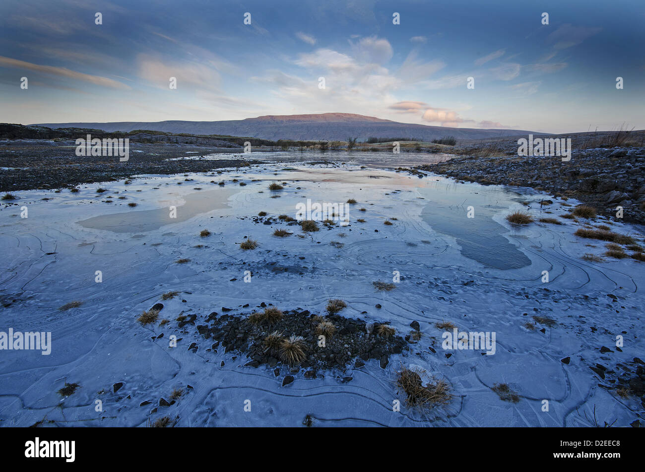 Wherside in Yorkshire Dales National Park aus dem gefrorenen Ribble-Steinbruch Stockfoto