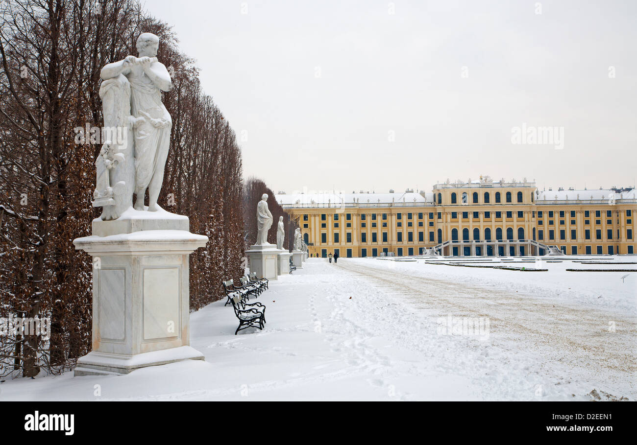Wien - Schloss Schönbrunn und Statuen der Mythologie im winter Stockfoto