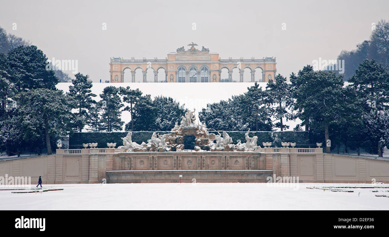 Wien - Gloriette und Neptun Brunnen von Schönbrunn im winter Stockfoto