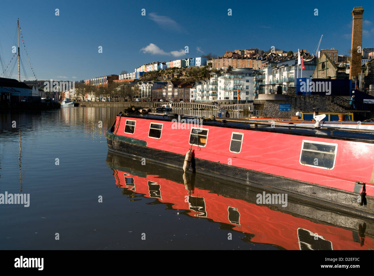 schmale Boot auf schwimmenden Hafen mit den bunten Gebäuden von Hotwells in der Ferne Bristol england Stockfoto