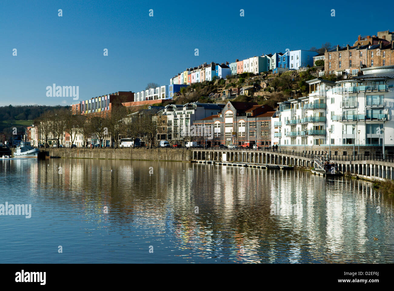 schwimmenden Hafen mit den bunten Gebäuden von Hotwells in der Ferne Bristol england Stockfoto