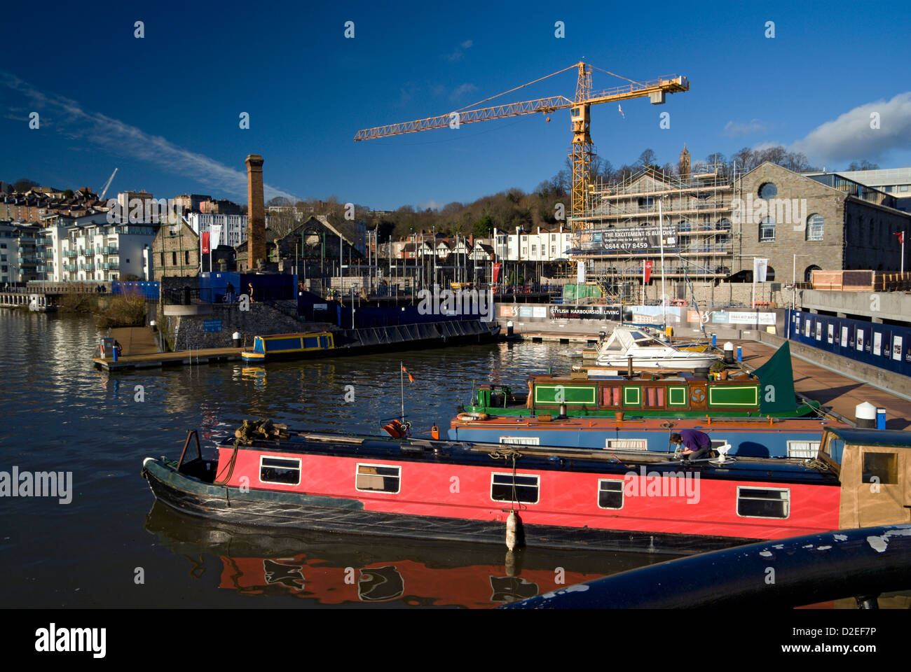 Narrowboat auf schwimmenden Hafen mit dem Aufbau der Arbeit gehen Ionen in den Hintergrund, Bristol, england Stockfoto