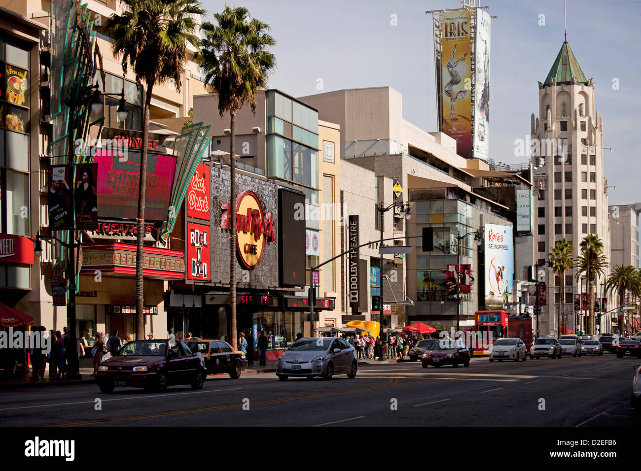 Verkehr auf dem Hollywood Boulevard mit Hard Rock Cafe und erste National Bank Building in Hollywood, Los Angeles, Kalifornien, USA Stockfoto