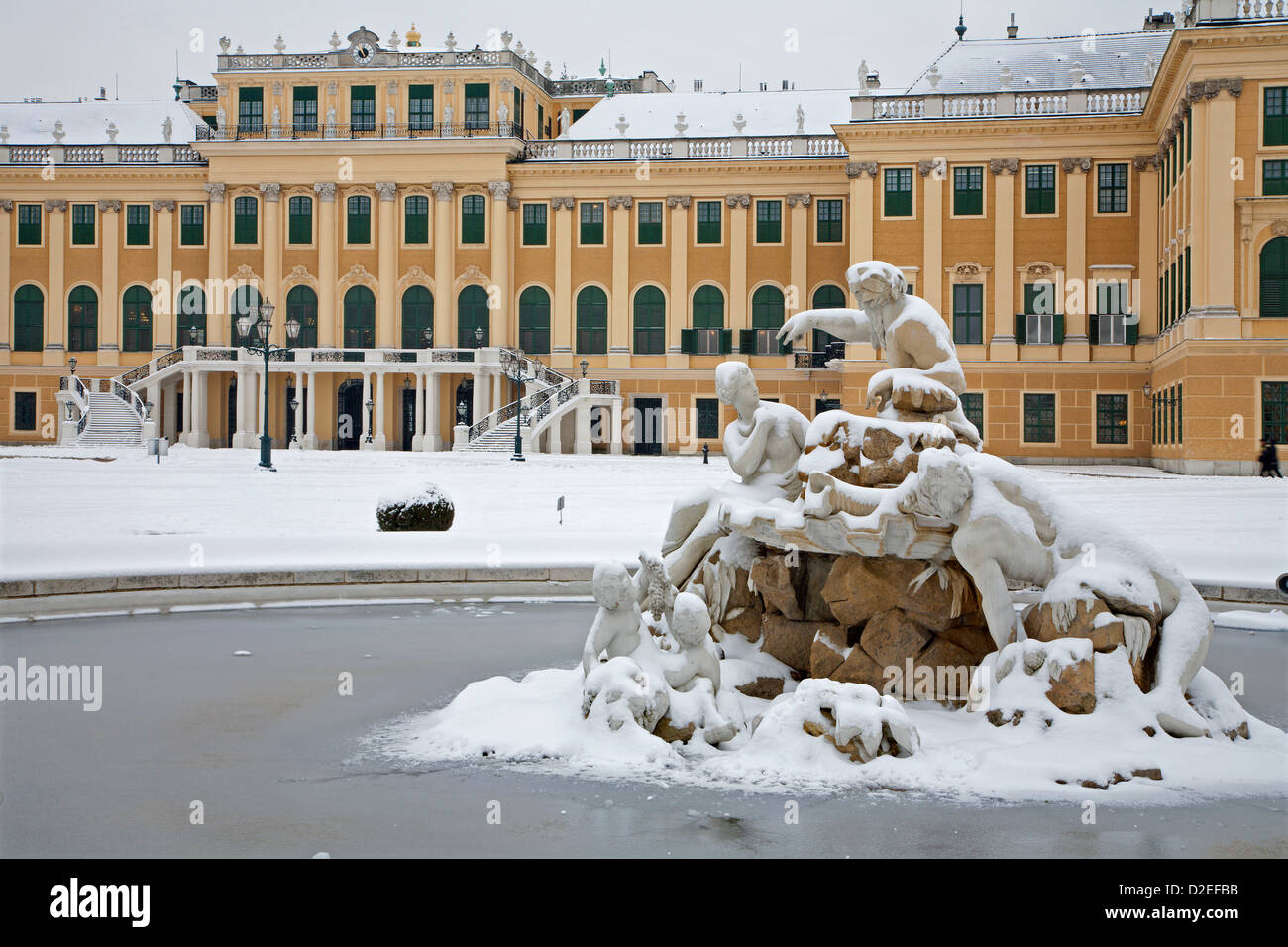 Wien - Schloss Schönbrunn und Brunnen im winter Stockfoto