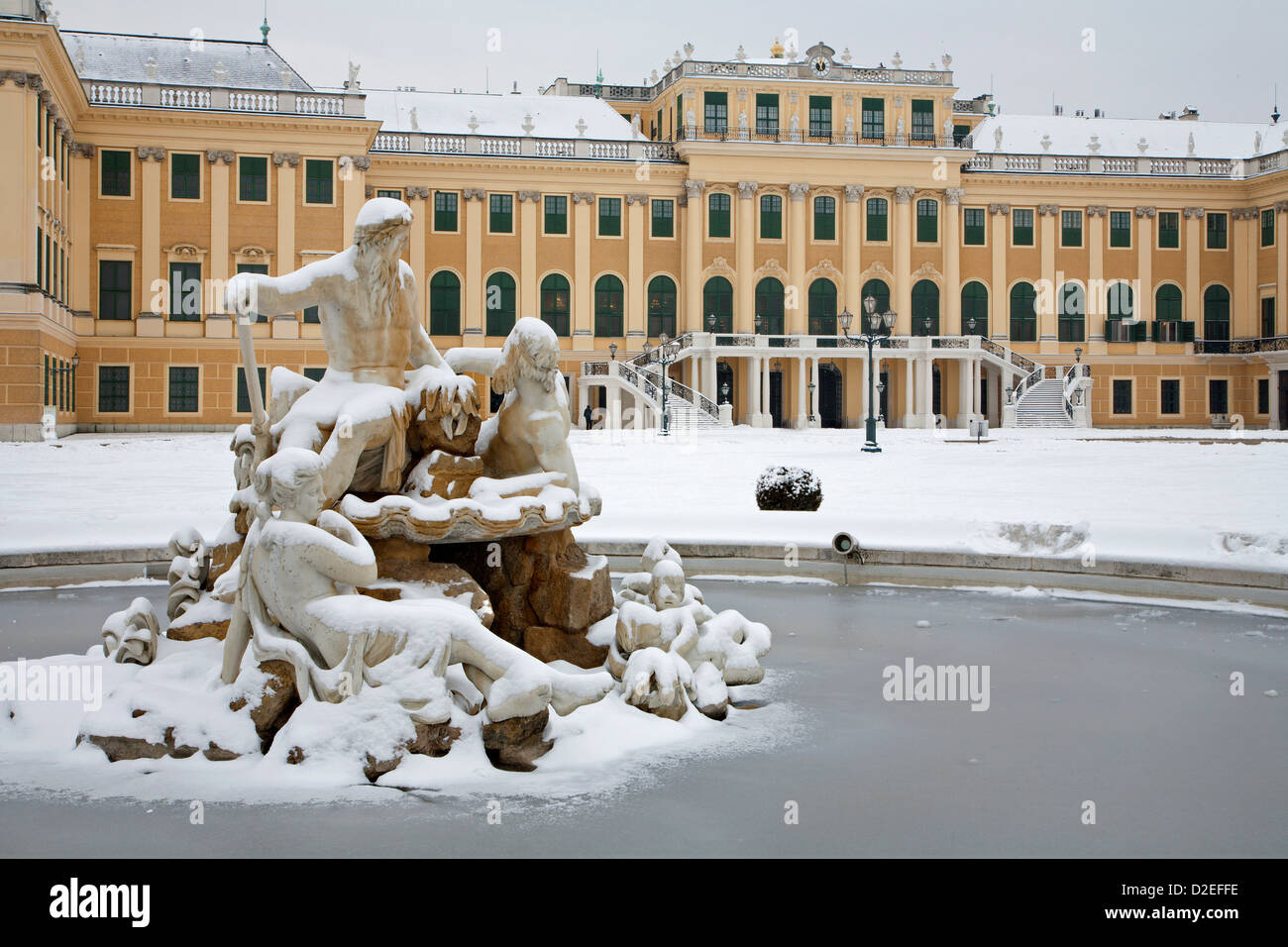 Wien - Schloss Schönbrunn und Brunnen im winter Stockfoto