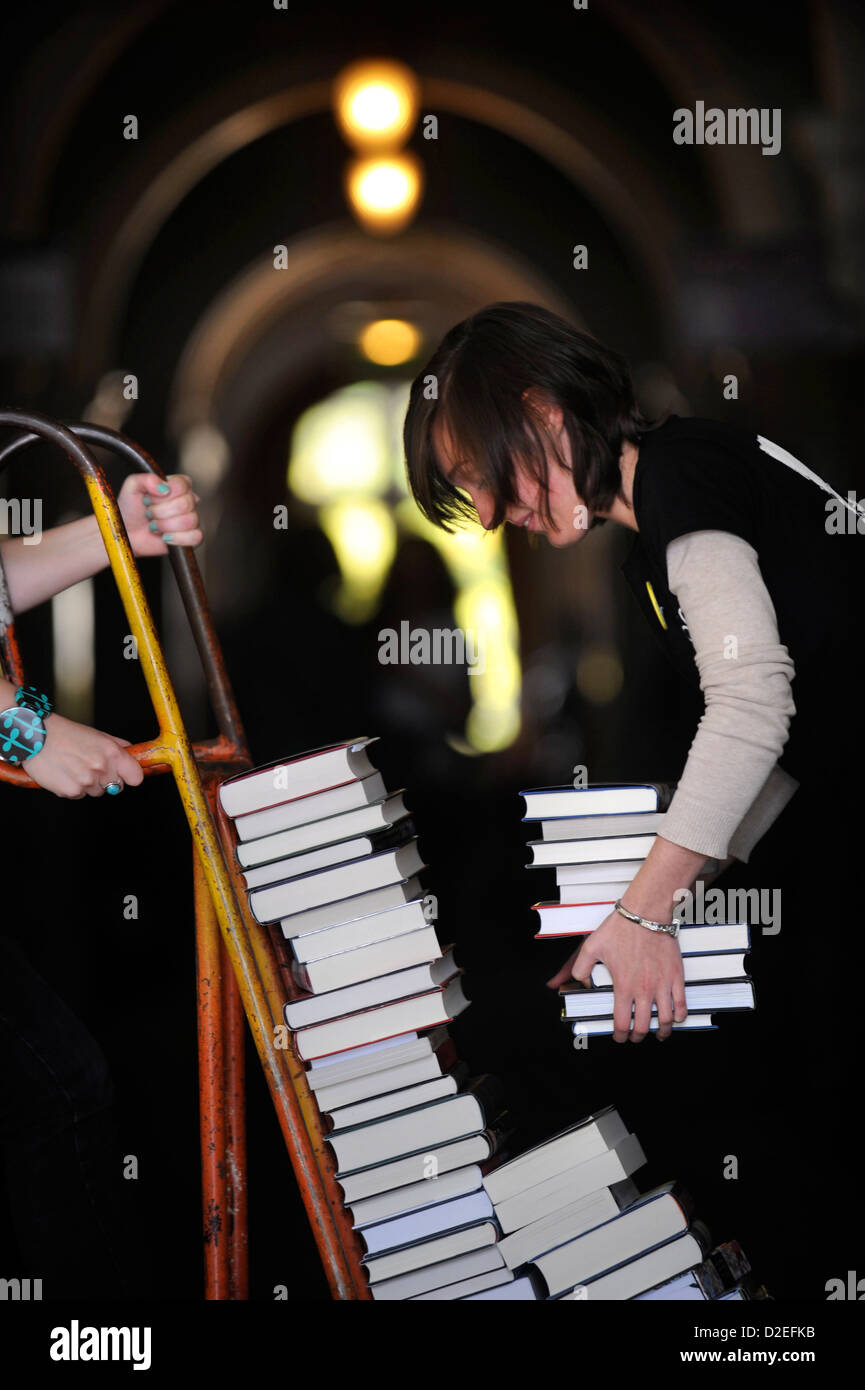 Festivalorganisatoren manövrieren einen Stapel Bücher auf einem Sack-LKW auf dem Cheltenham Literaturfestival UK Stockfoto