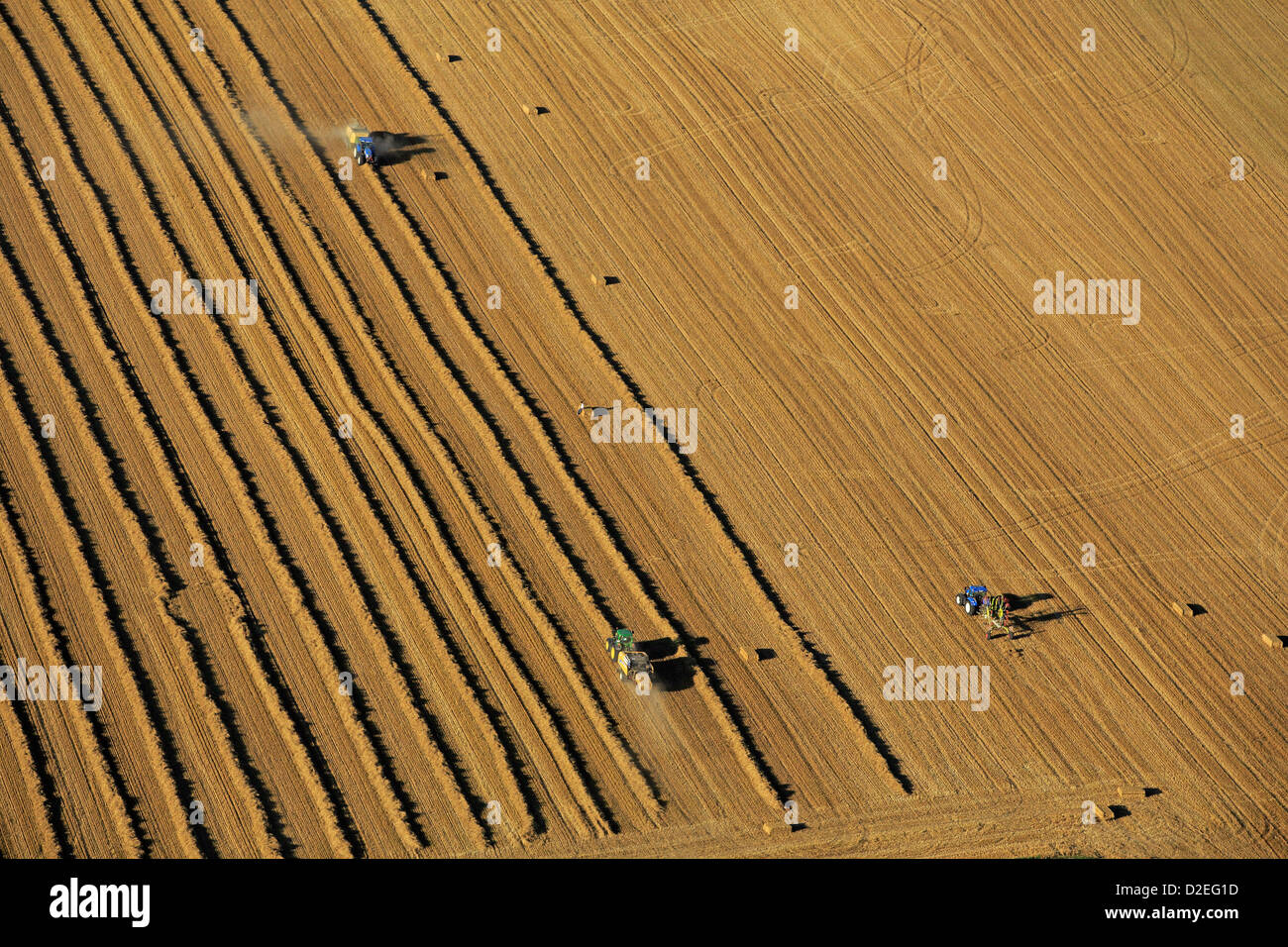 Frankreich, Marne (51), Landschaft, die Luft über den Feldern Getreide geerntet landwirtschaftlichen Maschinen bei der Arbeit (Luftbild) Stockfoto