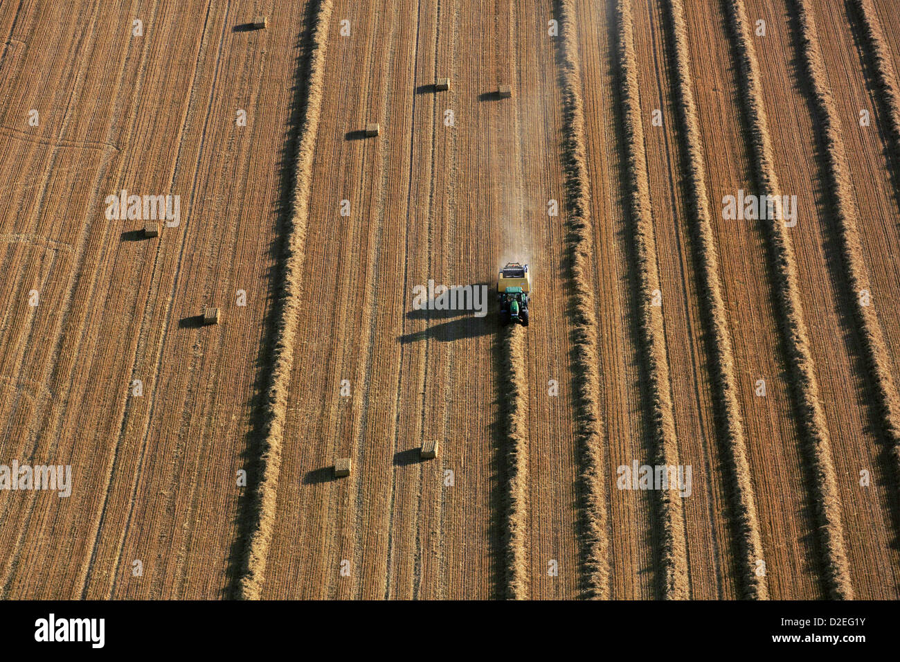 Frankreich, Marne (51), Landschaft, die Luft über den Feldern Getreide geerntet landwirtschaftlichen Maschinen bei der Arbeit (Luftbild) Stockfoto
