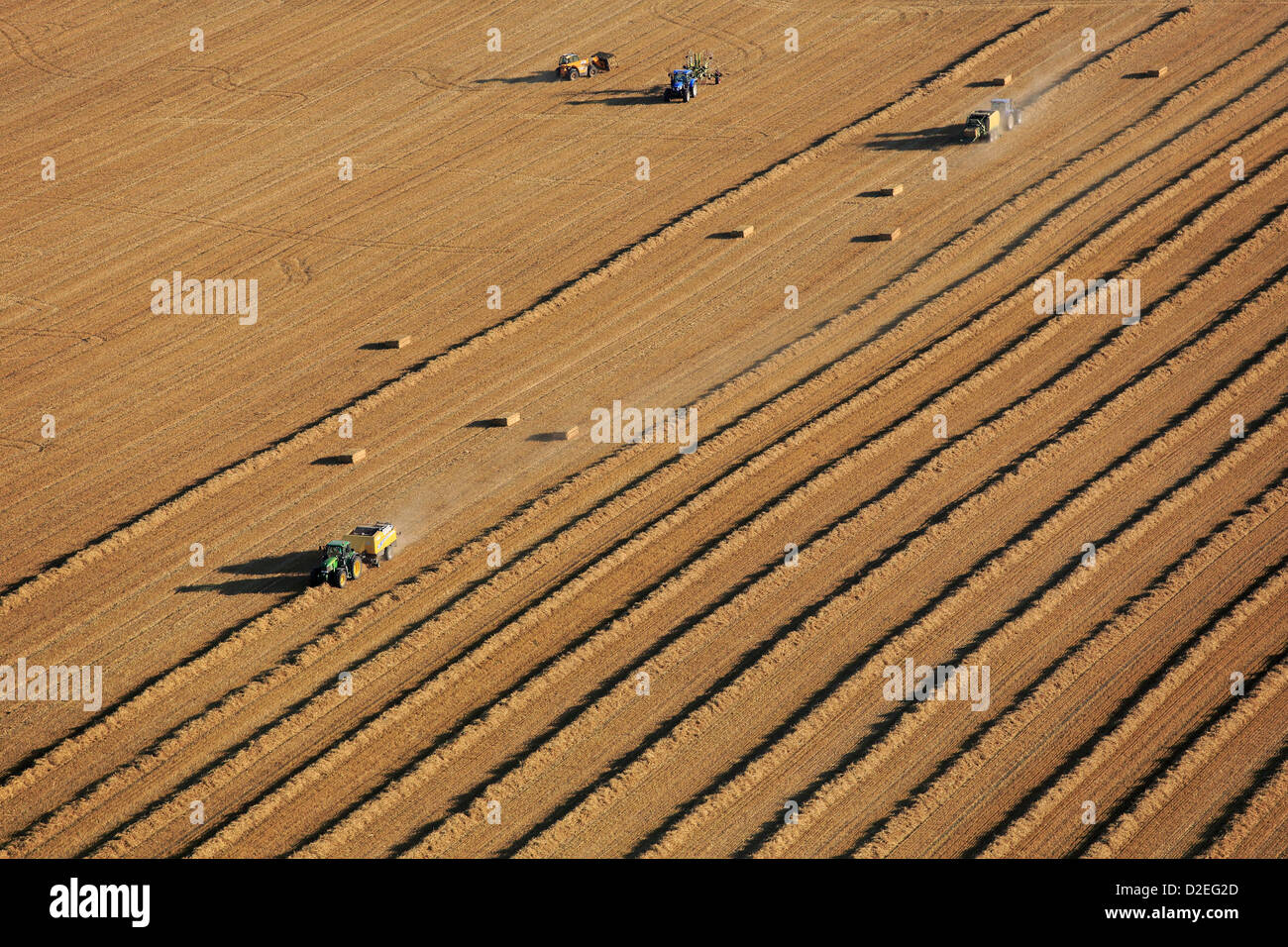 Frankreich, Marne (51), Landschaft, die Luft über den Feldern Getreide geerntet landwirtschaftlichen Maschinen bei der Arbeit (Luftbild) Stockfoto