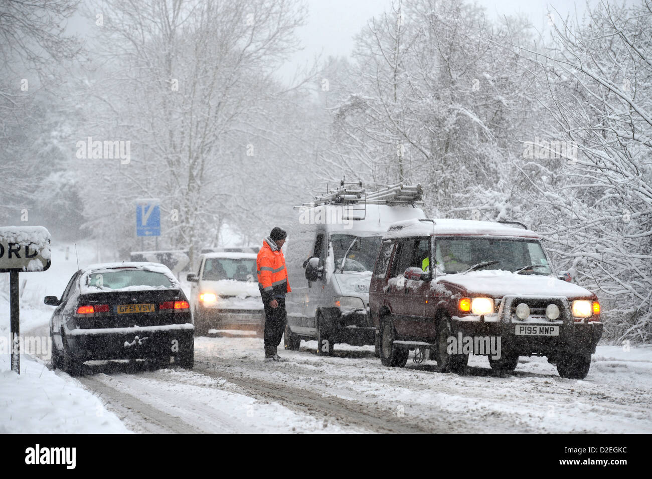 Autos stecken im Schnee auf dem Hügel Cowcombe in Chalford in der Nähe von Stroud, Gloucestershire UK Jan 2013 Stockfoto