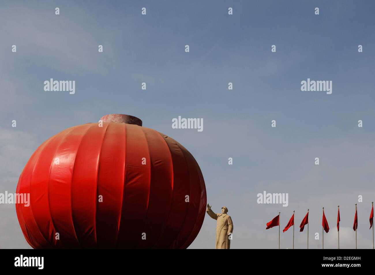 Mao Zedong Statue mit einer großen Ballon und rote Fahnen, Kashgar, china Stockfoto