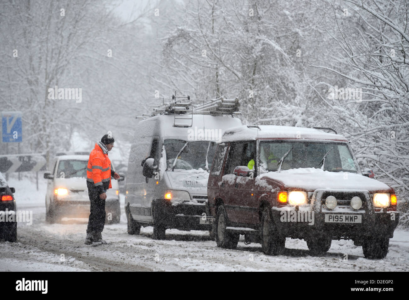 Autos stecken im Schnee auf dem Hügel Cowcombe in Chalford in der Nähe von Stroud, Gloucestershire UK Jan 2013 Stockfoto