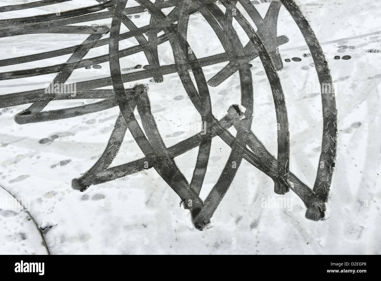 Auto-Reifen-Spuren im Schnee Stockfoto