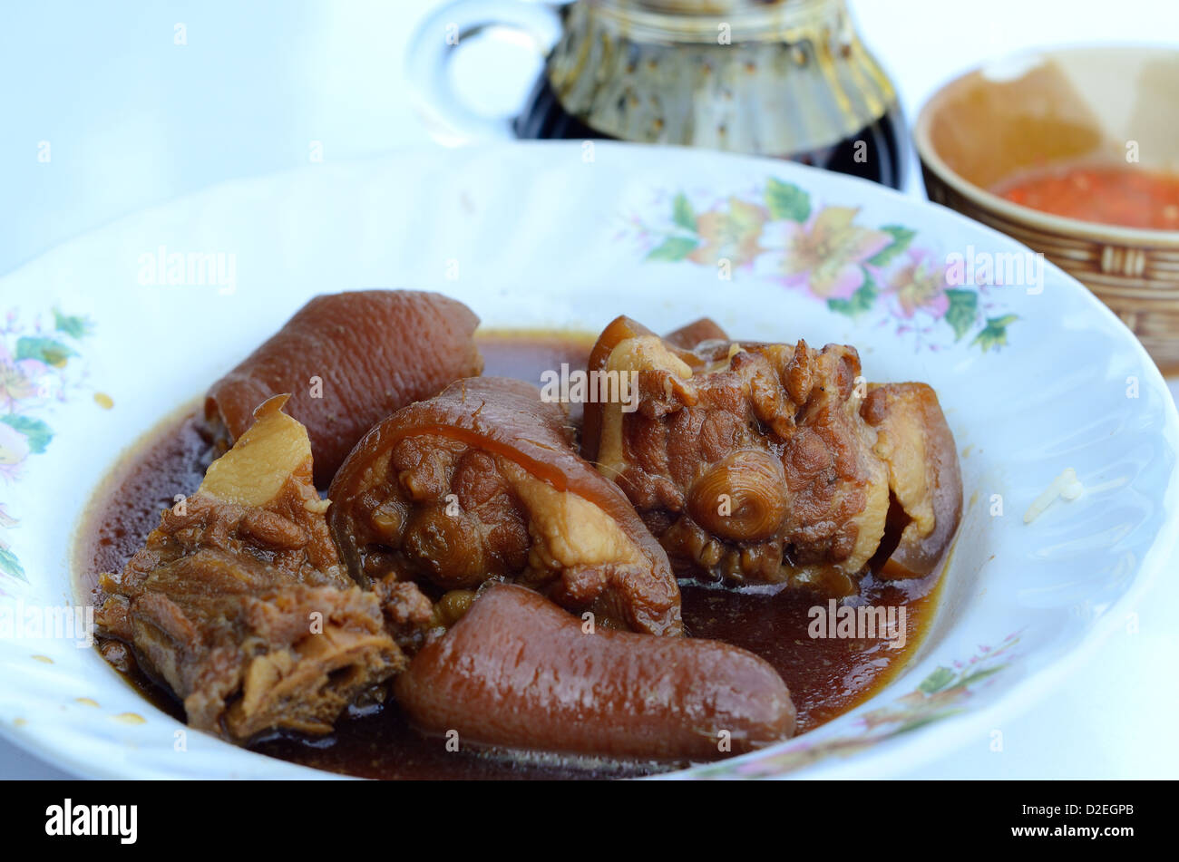Topf gedünstet Schwein Tail auf Glas Essen Schrank bei Thai Indiomarkt Stockfoto