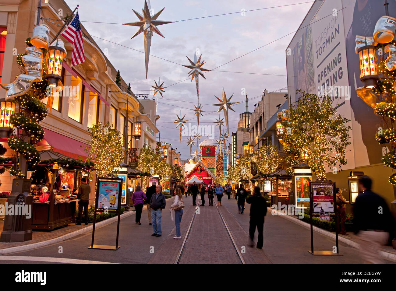 Weihnachts-Dekoration und Beleuchtung im The Grove, Shopping-Mall in Los Angeles, California, Vereinigte Staaten von Amerika, USA Stockfoto