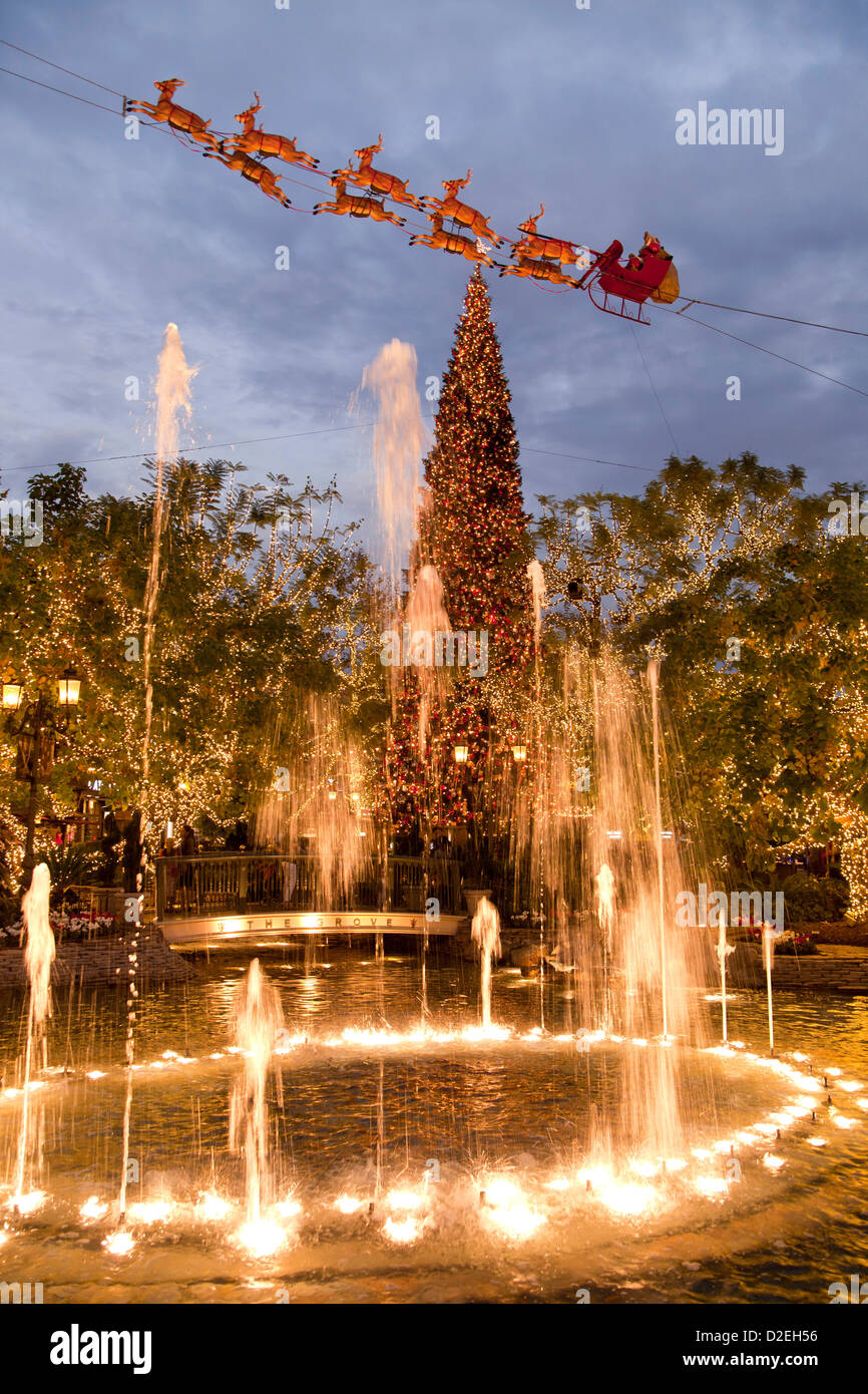 Weihnachts-Dekoration und Beleuchtung am Brunnen von The Grove, Shopping-Mall in Los Angeles, Kalifornien, USA Stockfoto