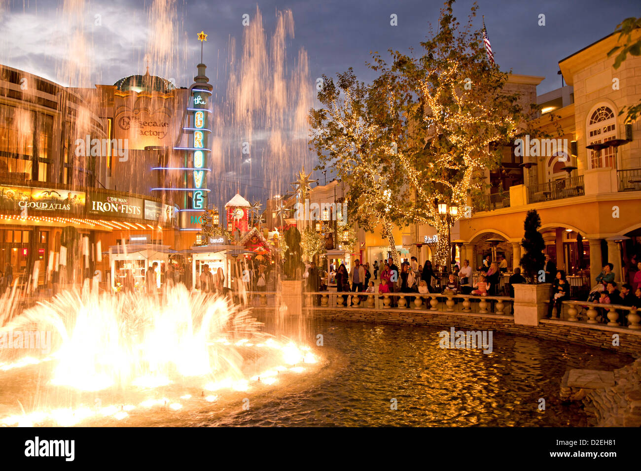 Weihnachts-Dekoration und Beleuchtung am Brunnen von The Grove, Shopping-Mall in Los Angeles, Kalifornien, USA Stockfoto