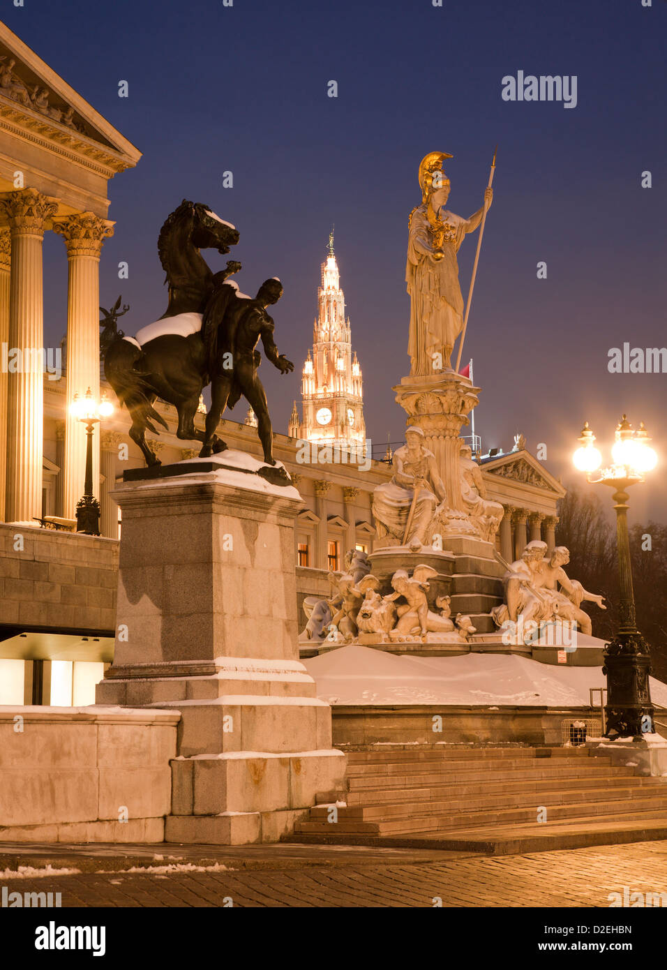 Wien - Pallas Athene Brunnen und Parlament in Winterabend und Rathausturm im Hintergrund Stockfoto