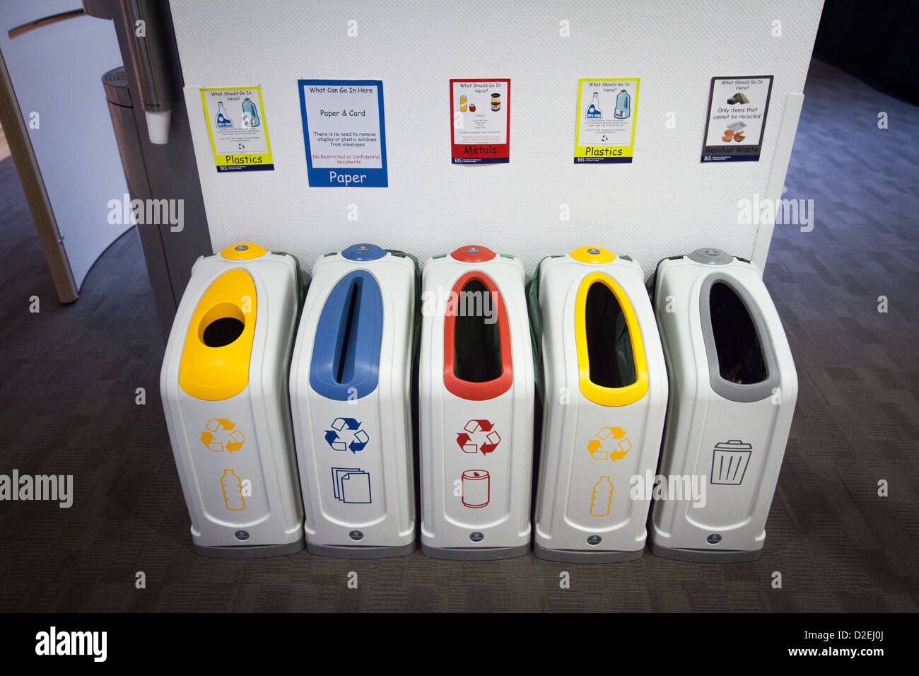 Recycling-Behälter in einem Büro in London, UK Stockfoto