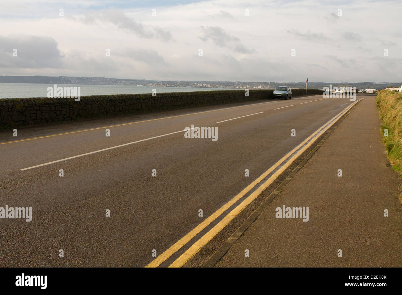 Küstenstraße gegenüber Marazion Strand und Marsh im winter Stockfoto