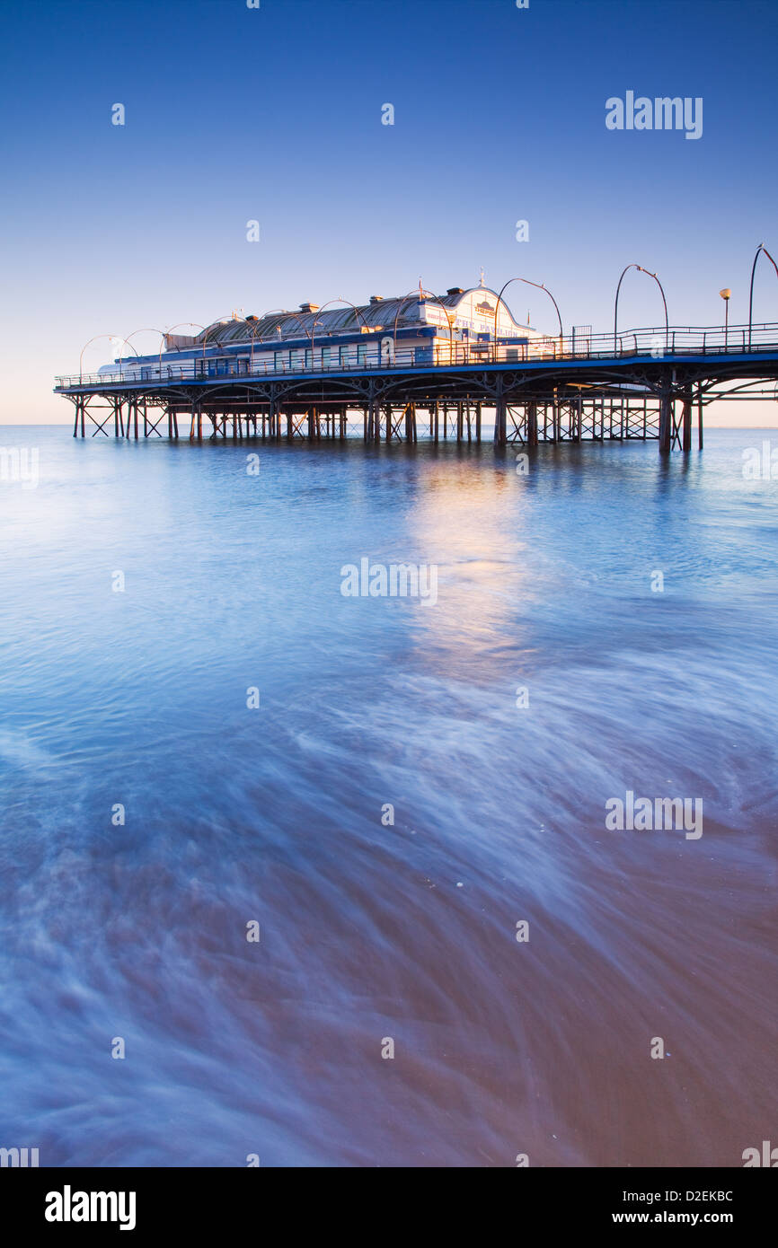 Cleethorpes Pier, North East Lincolnshire, England, UK. 9. Januar 2013. Winter-Abendlicht auf dem Pier bei Flut Stockfoto