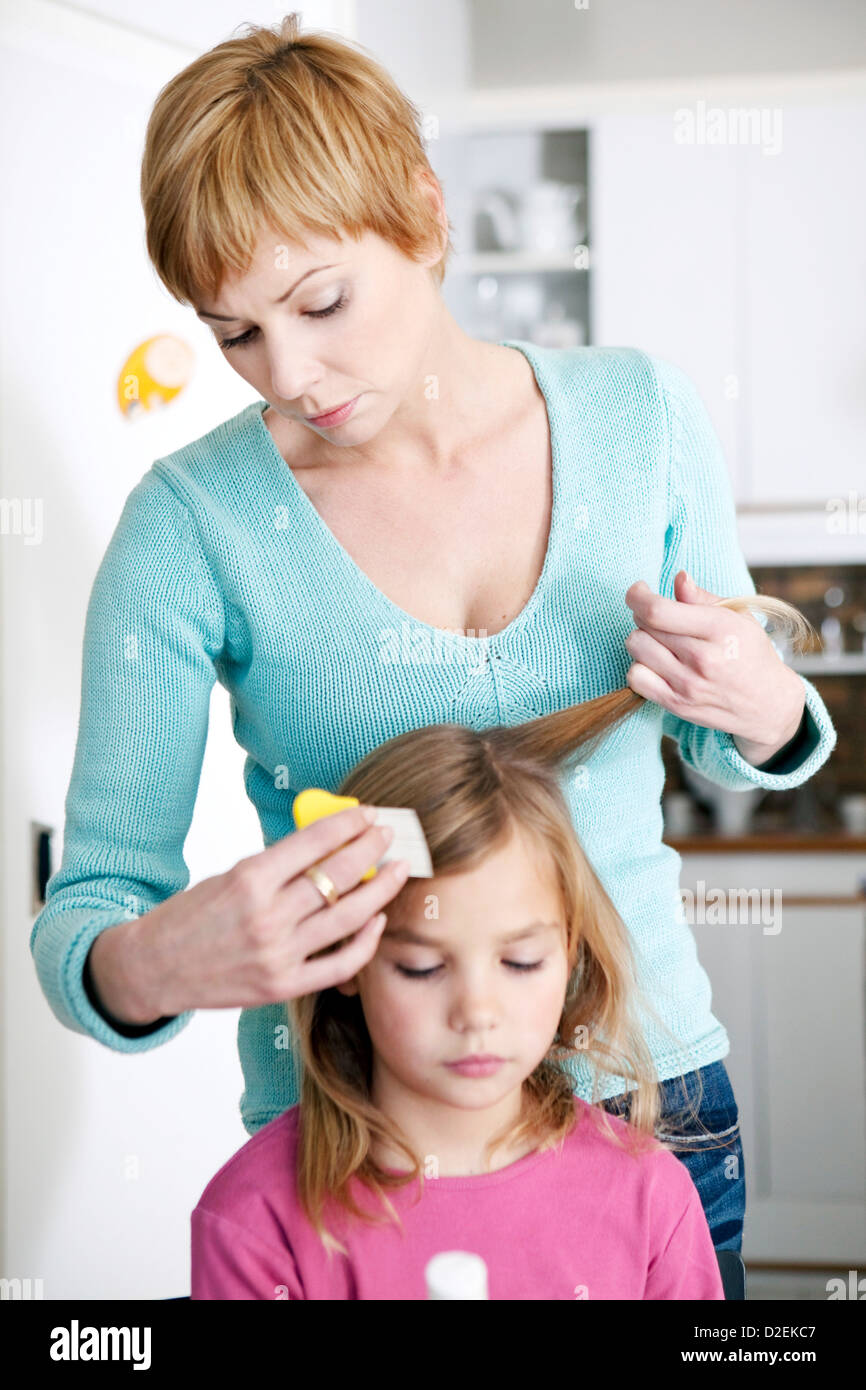 BEHANDLUNG VON LÄUSEN Stockfoto