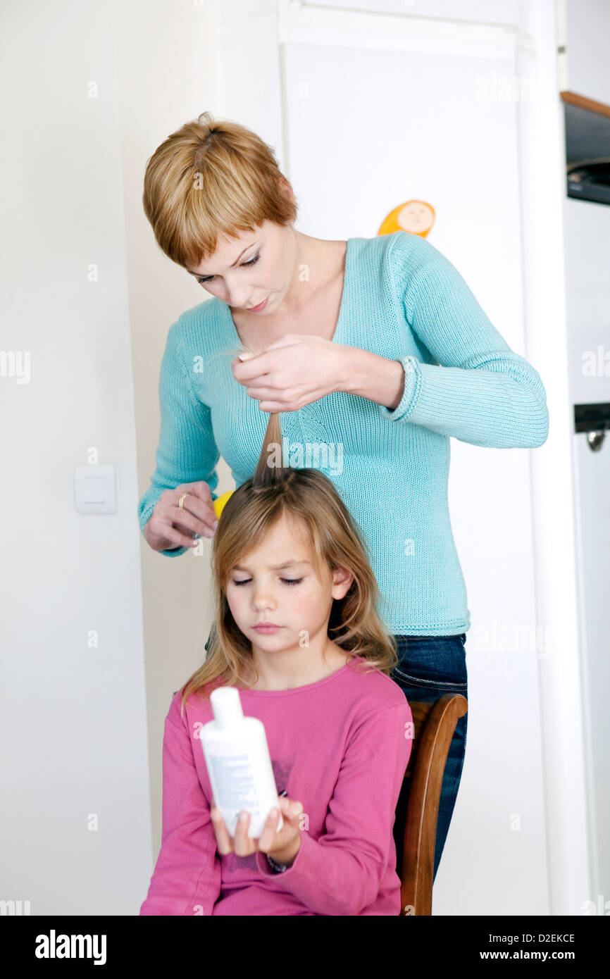 BEHANDLUNG VON LÄUSEN Stockfoto