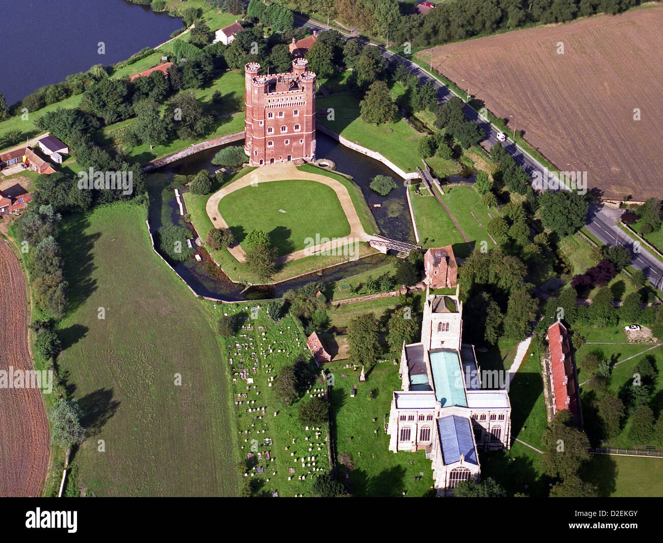 Luftbild von Tattershall Castle und Holy Trinity Church, Tattershall, Lincolnshire Stockfoto