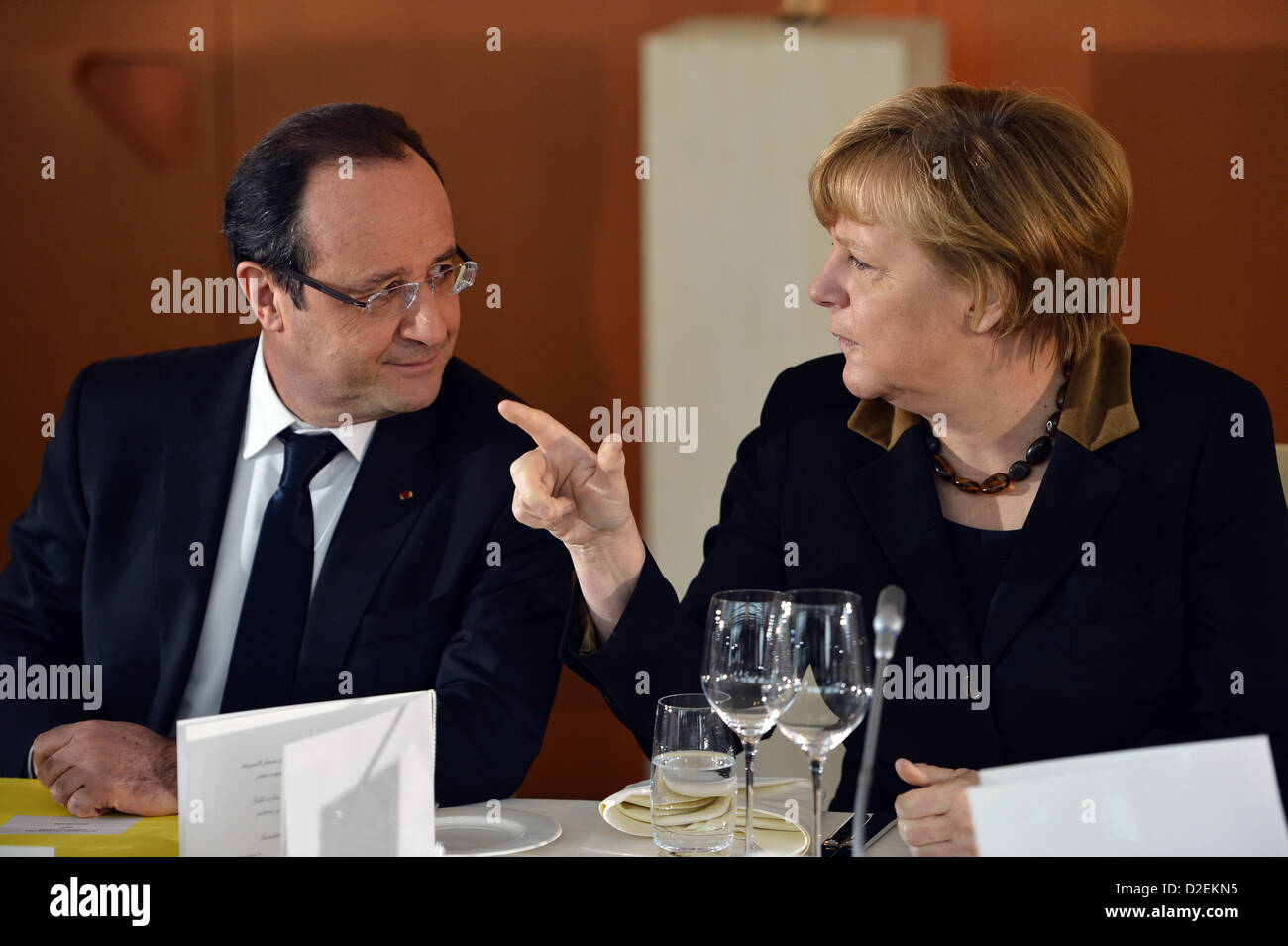 German chancellor Angela Merkel (R) spricht der französische Präsident Francois Hollande wie sie die Deutsch-französische Kabinettssitzung am 22. Januar 2013 in Berlin als Teil der Feierlichkeiten besuchen anlässlich 50 Jahre seit dem Elysee-Vertrag nach WWII Deutsch-französische Zusammenarbeit ins Leben gerufen. Bei der Unterzeichnung der Wahrzeichen-Vertrags am 22. Januar 1963, dann versiegelt französischen Präsidenten Charles de Gaulle und der deutsche Bundeskanzler Konrad Adenauer eine neue Ära der Versöhnung zwischen den ehemaligen Feinden die Europäische Einheit da getrieben hat. Bildnachweis: Odd Andersen/DPA/Alamy Live-Nachrichten Stockfoto