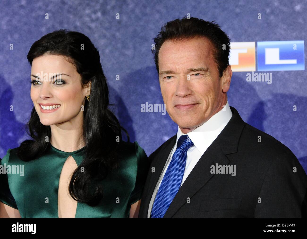 Schauspieler Jaimie Alexander (L) und Arnold Schwarzenegger (R) kommen zur  Präsentation von Schwarzeneggers neuer Film "The Last Stand" in Köln, 21.  Januar 2013. Der Action-Film kommt in die deutschen Kinos am 31.
