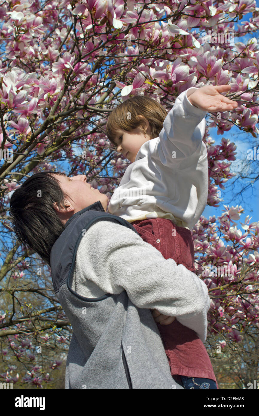 Mutter und Tochter und Magnolie Baum im Frühling Stockfoto